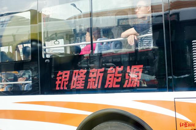 揭秘成都新能源公交車：安全系數高，電池更環保，還是北京長安街同款！