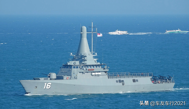 高高的主桅杆堪稱海上長頸鹿，新加坡海軍勝利級導彈艇