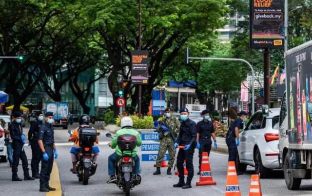 新加坡“人”一到邻国就放飞，逼警察喊话：拖欠罚款将被禁止入境