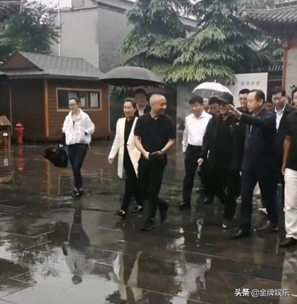 李連傑冒雨參觀太極拳發源地，自曝身體很健康，根本不需要打傘