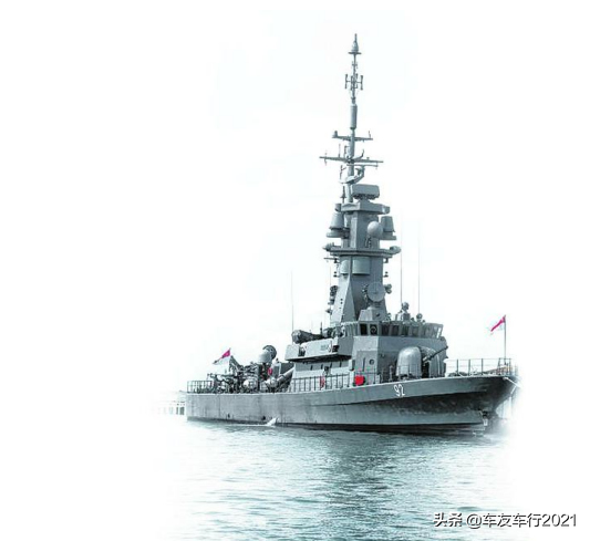 高高的主桅杆堪稱海上長頸鹿，新加坡海軍勝利級導彈艇