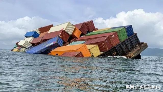 26日淩晨，一貨船發生嚴重船身傾斜，約12個集裝箱落水