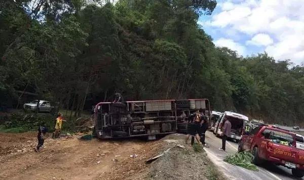 大巴从山上滚下，14人命丧老挝！出国追求“诗和远方”，交通安全怎能忘？