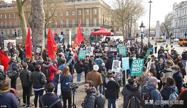 全英各地爆发大游行：生活成本飙升！机场混乱：值机等3小时