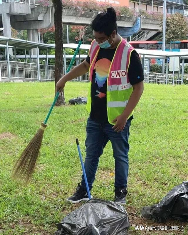 新加坡這個網紅淪落路邊掃垃圾