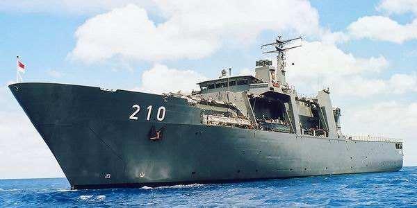 小国巨舰：新加坡海军“坚韧”级船坞运输舰