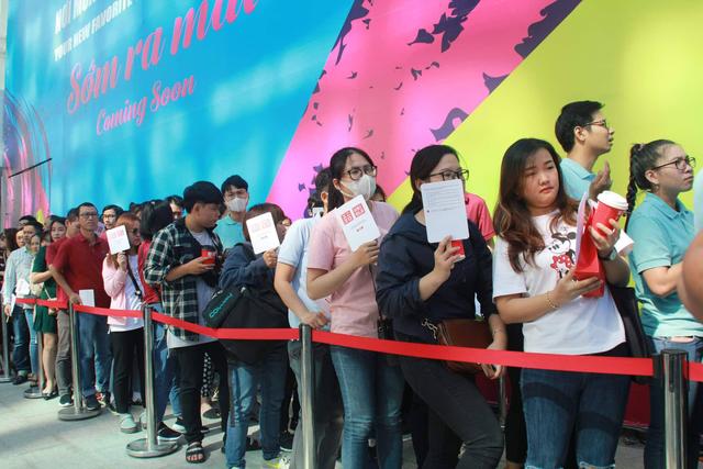 越南首家优衣库开业：吸引超2000消费者 排队一小时才能进店