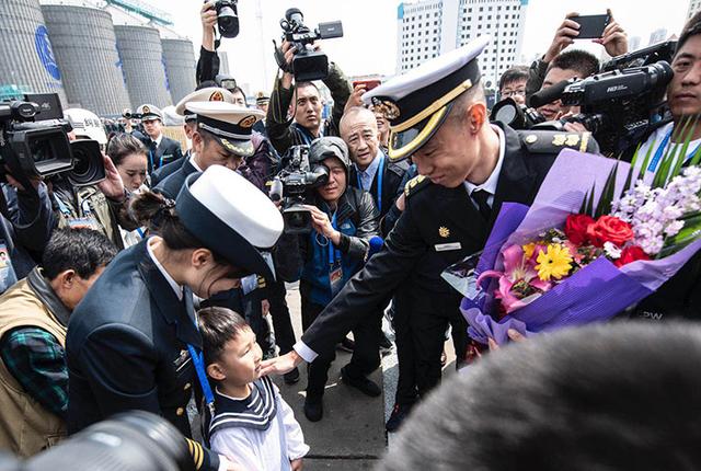 海军70周年 参加多国海军活动的新加坡护卫舰首个抵达