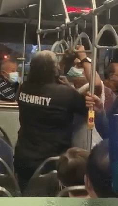 新加坡巴士上演“雙雄互毆”，揍人者賊像“洪金寶”
