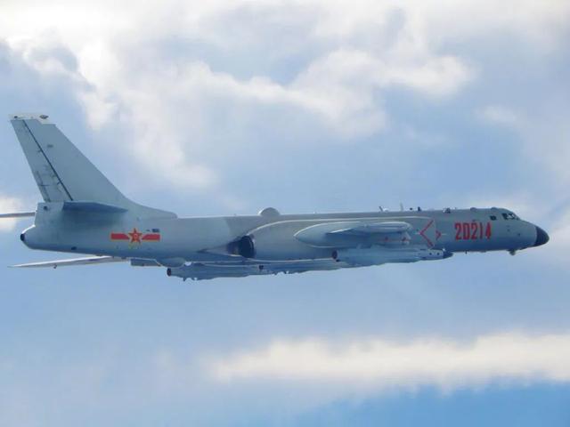 明日佩洛西竄訪台海？中美陣勢已然擺開，9架轟-6K轟炸機同框出擊