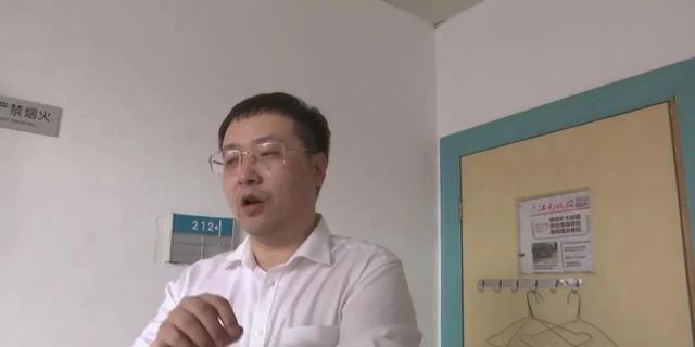 无锡一民营医院大厅被堆黄沙 大门被封住 权属纠纷引发矛盾