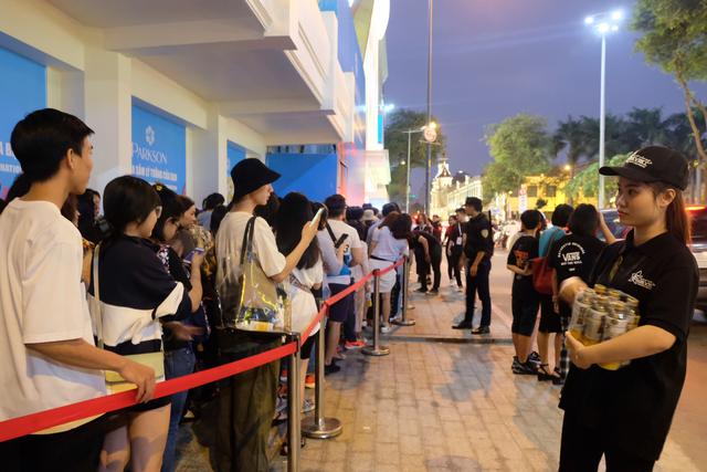 越南首家優衣庫開業：吸引超2000消費者 排隊一小時才能進店