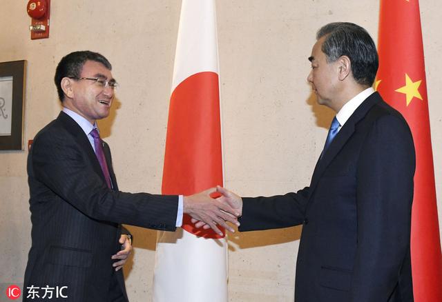 外交部长王毅在新加坡与日外相河野太郎举行会谈