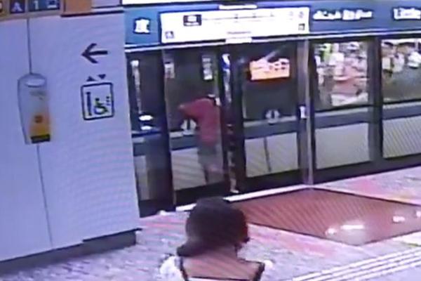 惊魂一刻！新加坡一女子徒手扒开地铁安全门