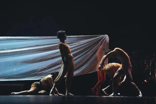 中國8位不同民族的藝術家，在新加坡呈現了一台美妙絕倫的演出