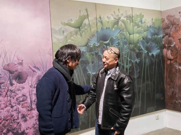 巨幅荷花与手绘滑板互为“舟与岸”，艺术家父子在京举办双个展