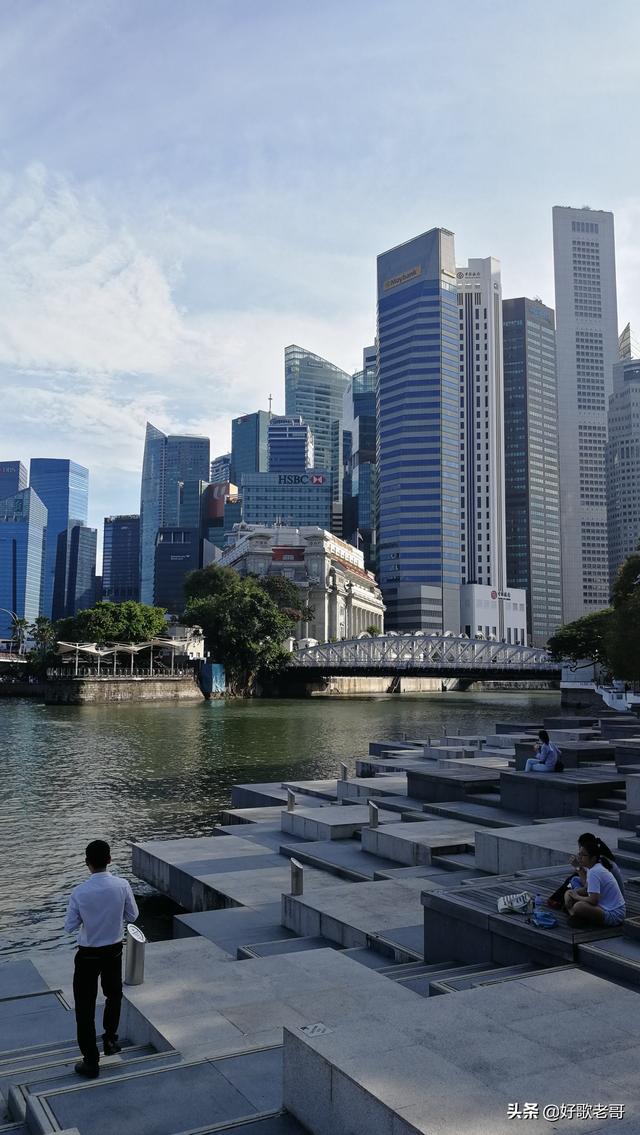 新加坡鱼尾狮公园，周围还聚集了众多著名的地标性建筑