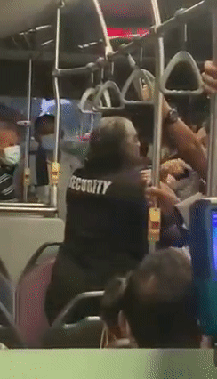 新加坡巴士上演“雙雄互毆”，揍人者賊像“洪金寶”