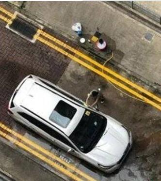 厉害！新加坡大神从10楼甩出50米水管洗车