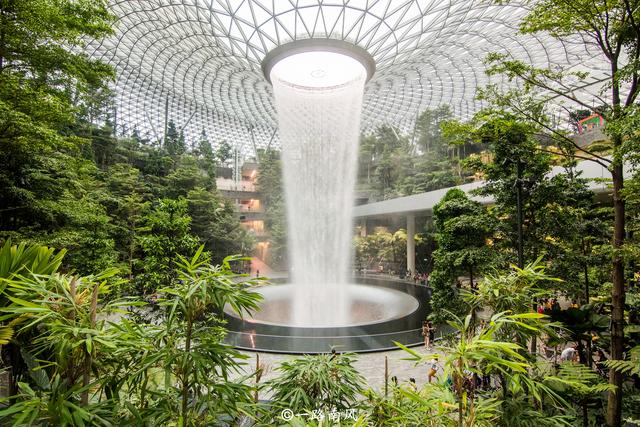 新加坡把“森林花園”搬進機場，裏面還有世界最大的室內瀑布