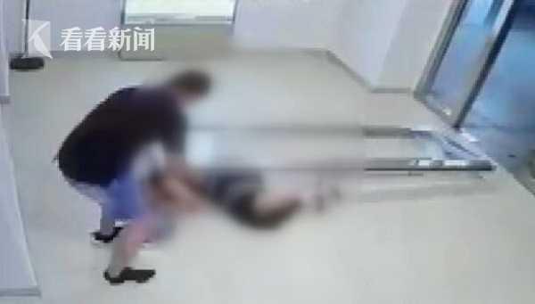 女子商场等电梯 身后玻璃门突然倒下将其砸倒