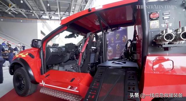 新加坡民防推出第6代紅犀牛輕型消防車，僅3人操作，適合狹窄街道