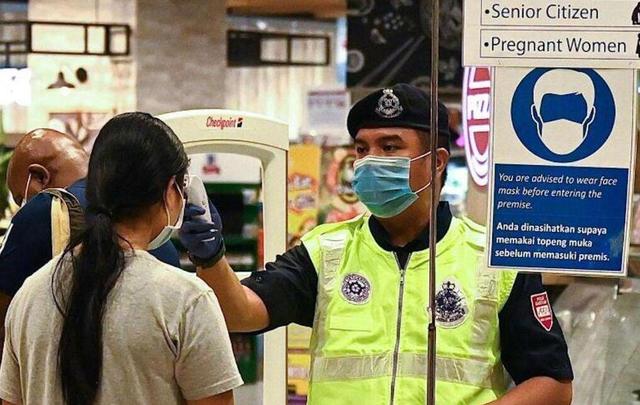 新加坡“人”一到鄰國就放飛，逼警察喊話：拖欠罰款將被禁止入境