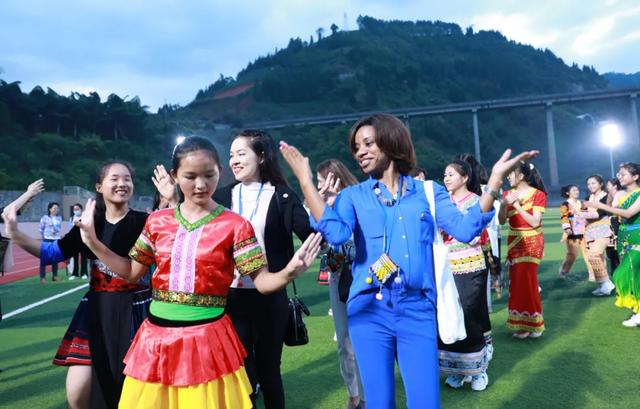 大爱无国界！女性驻华使节代表团“打卡”红河 携手共进步