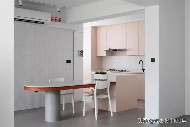 新加坡設計師的家，中性粉與桔色碰撞，打造不喧賓奪主...