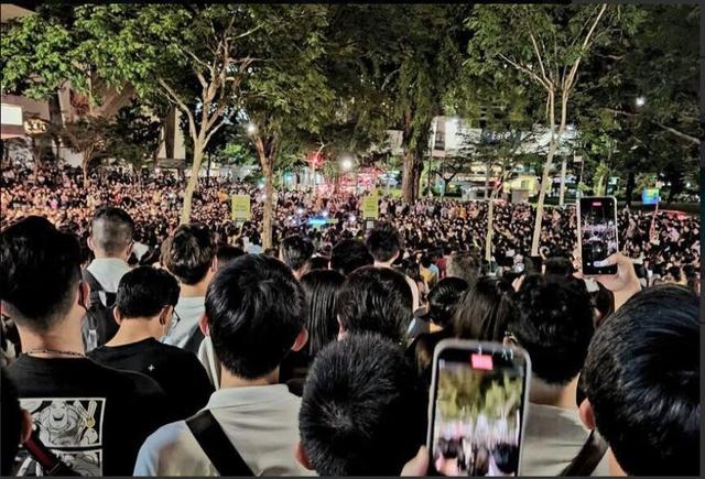 新加坡人人人人人人潮汹涌，3000人席地而坐只为听“中国好声音”