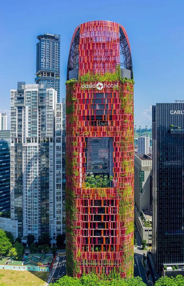 這座紅色摩天大樓太酷了，爬滿各種植物，拿獎拿到手軟