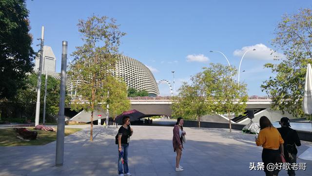 新加坡鱼尾狮公园，周围还聚集了众多著名的地标性建筑