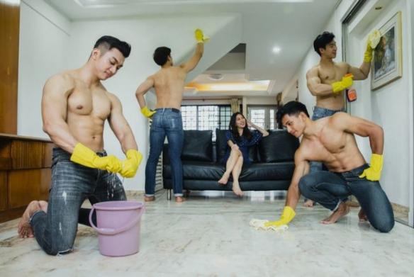 卷到這地步？新加坡裝修公司推出“肌肉猛男清潔服務”