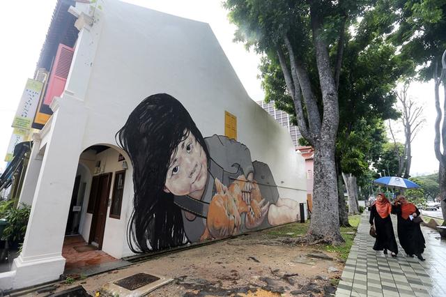 新加坡一地方推“创意壁画”，游客边玩边赏，网友：太神奇！