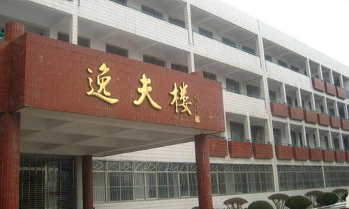 70岁之前被称为“抠门”商人，晚年捐了3万栋楼，一直活到107岁