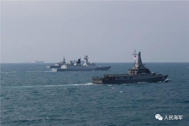 中新（加坡）海軍艦艇編隊舉行海上聯合演習，中方參演兵力爲導彈驅逐艦貴陽艦、導彈護衛艦棗莊艦