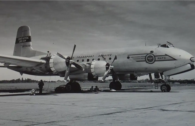 1954年我軍誤擊英國“改裝客機”，美軍派兩航母群壓境，如何解決