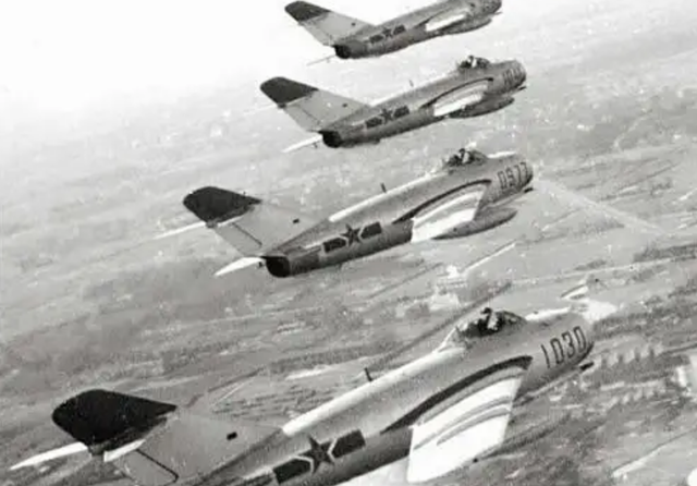 1954年我軍誤擊英國“改裝客機”，美軍派兩航母群壓境，如何解決