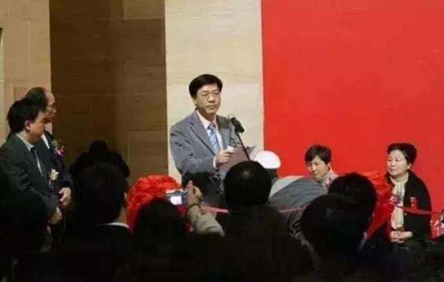 李向群：35岁当市长、39岁副厅级官场春风得意，45岁却裸身辞官