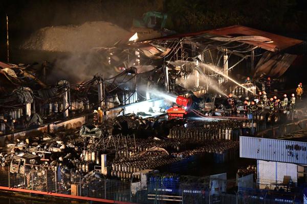 新加坡一液化石油气厂发生火灾 中国员工一死两伤
