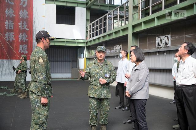 今天他从新加坡回台，大谈台海紧张局势，台当局称靠实力得到和平