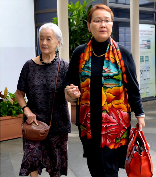 2009年，中國小夥攜妻子與新加坡富婆同居，意圖騙取對方2億家産