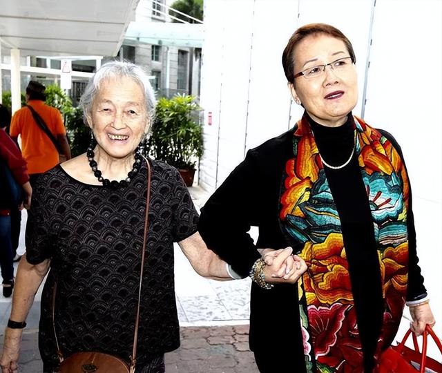 2009年，中國小夥攜妻子與新加坡富婆同居，意圖騙取對方2億家産