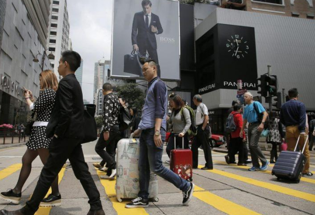 趁機搶人搶錢！新加坡收緊移民政策，對比下來移民香港更有優勢
