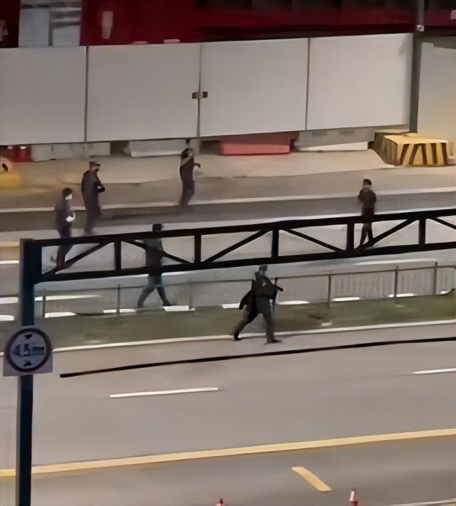 驚心動魄！新加坡16歲少年持刀在馬路中央與至少十名警員對峙