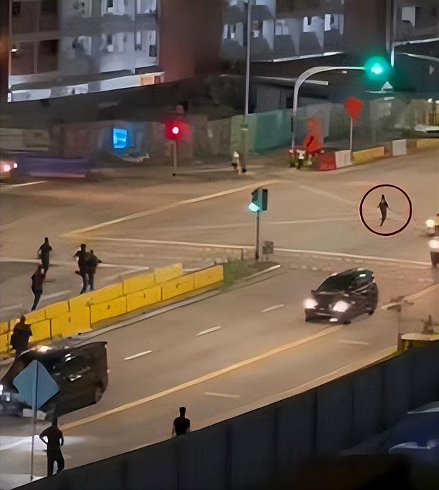 驚心動魄！新加坡16歲少年持刀在馬路中央與至少十名警員對峙