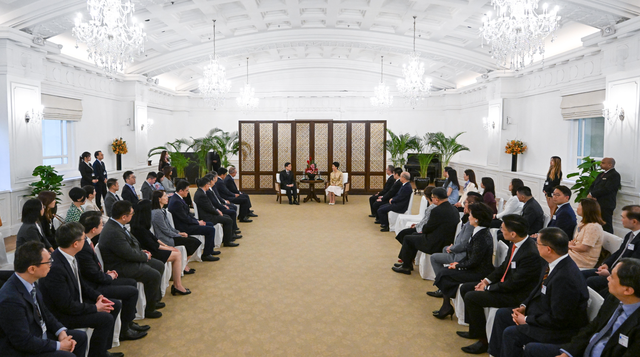 李家超率团抵达新加坡，今日将会晤李显龙