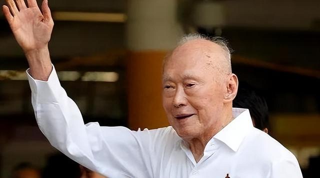 李光耀晚年坦言道：虽然新加坡是华人国家，但它不会“回归祖国”
