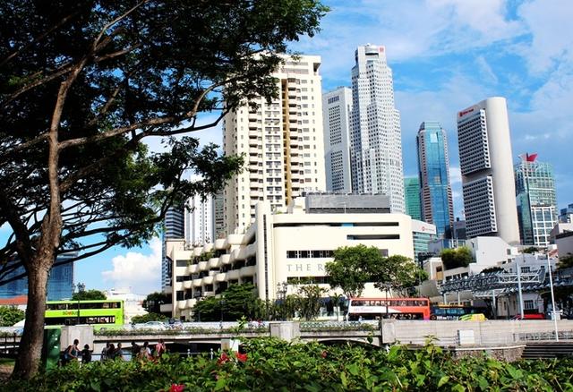 夜晚克拉湖沿岸灯光璀璨 新加坡是世界四大金融中心之一