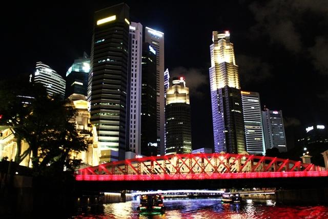 夜晚克拉湖沿岸燈光璀璨 新加坡是世界四大金融中心之一
